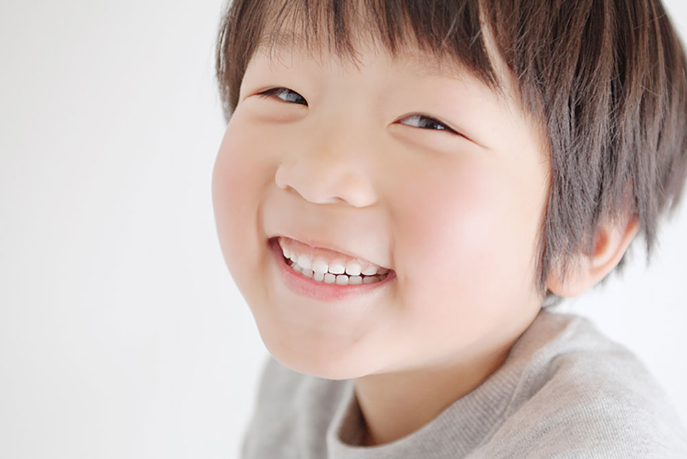 顎の成長バランスを整えることができ、顔つきも改善される