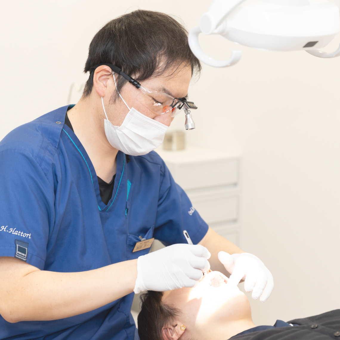 はっとり歯科 院長 診療風景